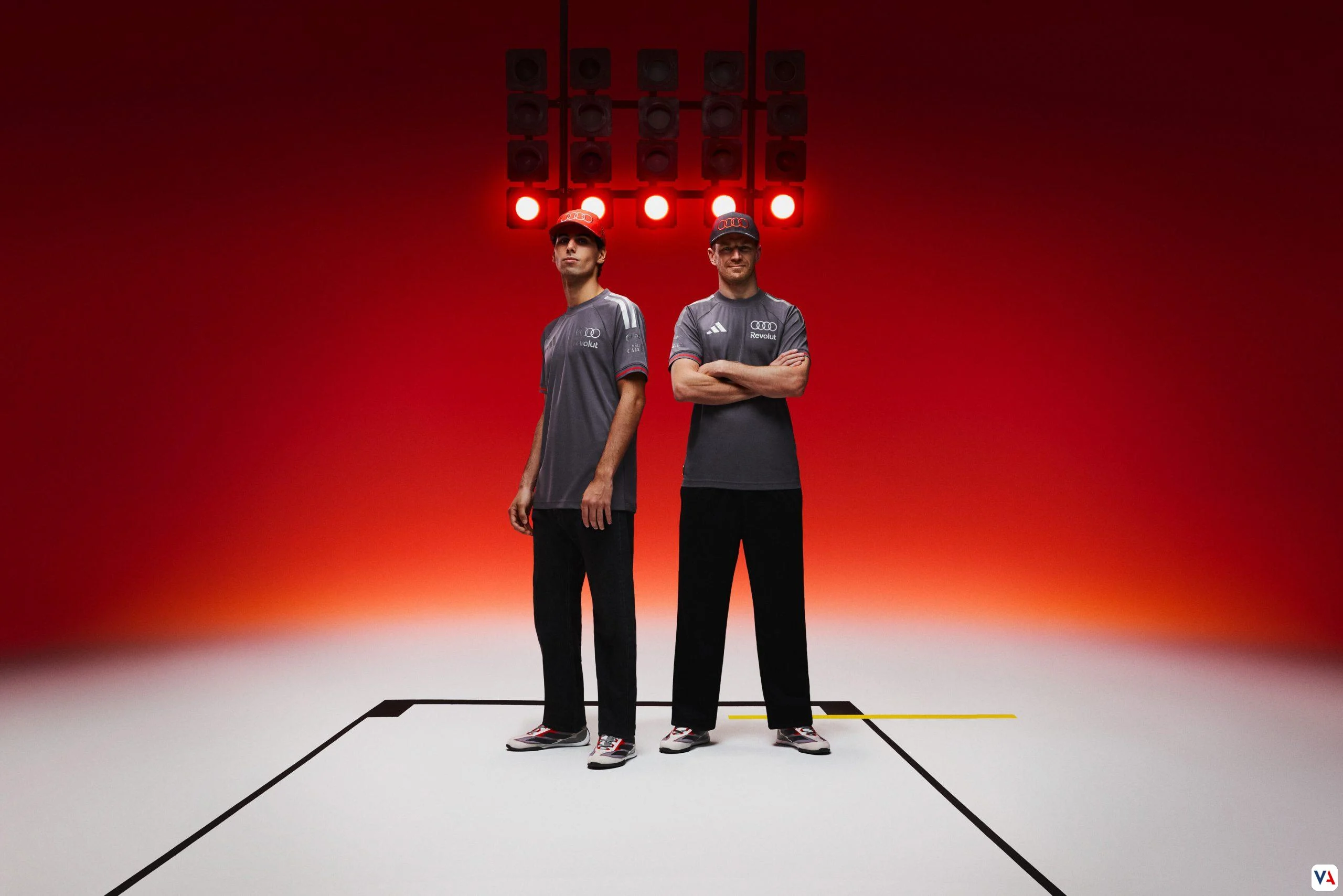 Audi Revolut F1 Team x adidas: La colección que revoluciona el estilo motor 33 Descubre la colección Audi Revolut F1 Team x adidas. Ropa y calzado exclusivos inspirados en el Audi R26 y sus pilotos Hülkenberg y Bortoleto.