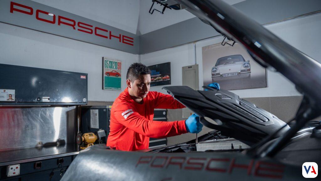 Porsche en Colombia: 5 razones innovadoras para confiar en su servicio postventa 2 Agente-2-Servicio-postventa-Porsche-Center-Bogota