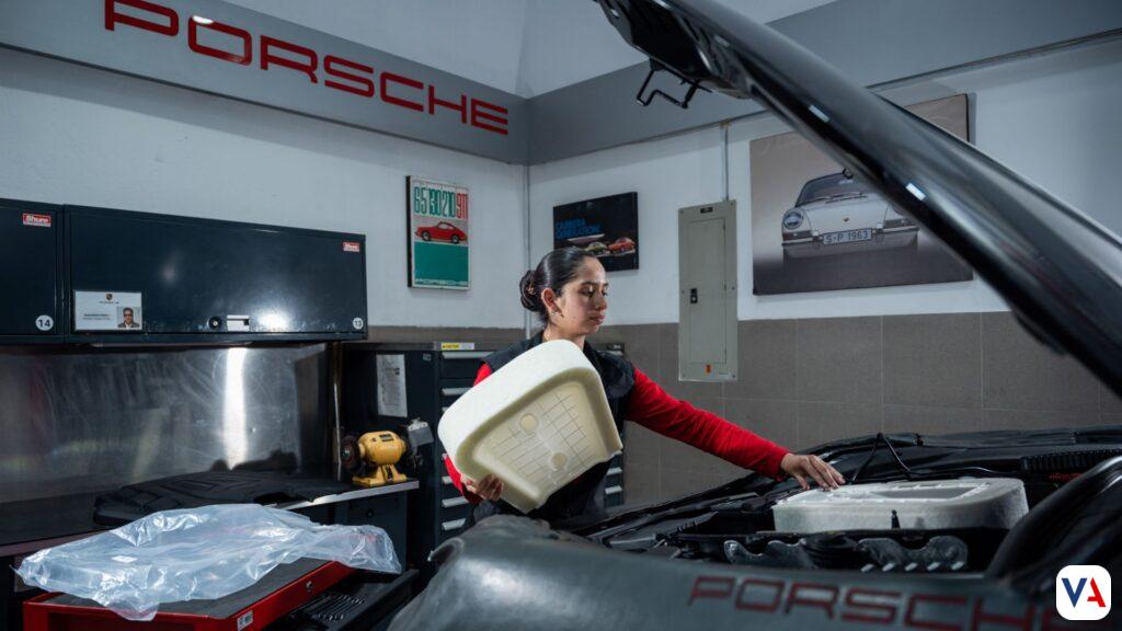 Porsche en Colombia: 5 razones innovadoras para confiar en su servicio postventa 8 Agente-de-Servicio-postventa-Porsche-Center-Bogota