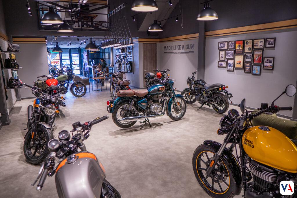 Royal Enfield inaugura su tienda más grande en Colombia: 600 m² de pasión por las motos 4 Vitrina Royal Enfield Bogota