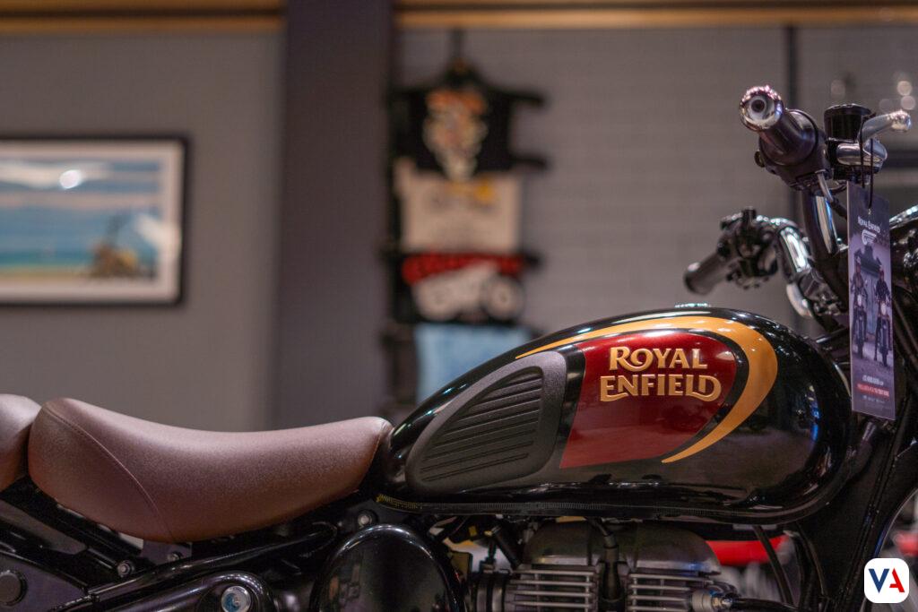 Royal Enfield inaugura su tienda más grande en Colombia: 600 m² de pasión por las motos 8 Vitrina Royal Enfield Bogota