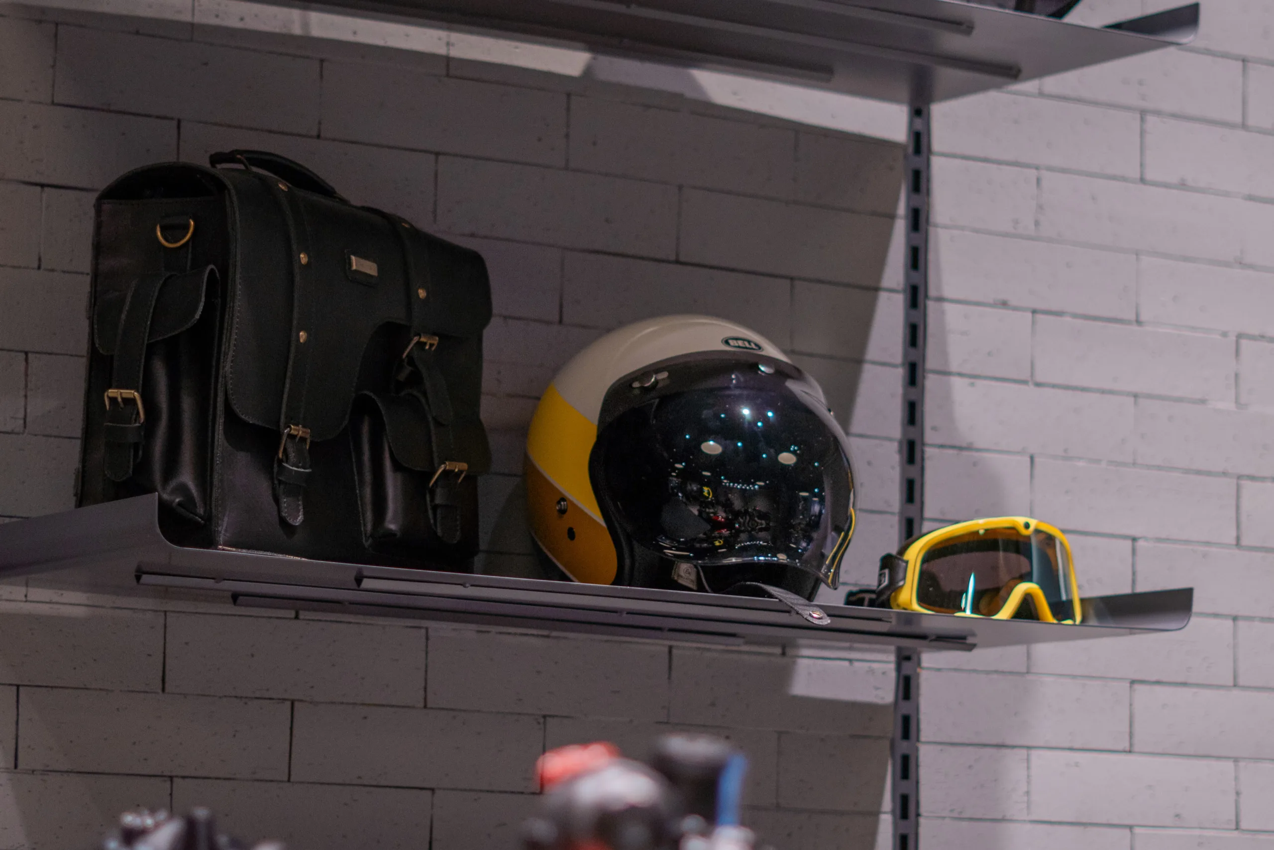 Royal Enfield inaugura su tienda más grande en Colombia: 600 m² de pasión por las motos 6 Vitrina Royal Enfield Bogota
