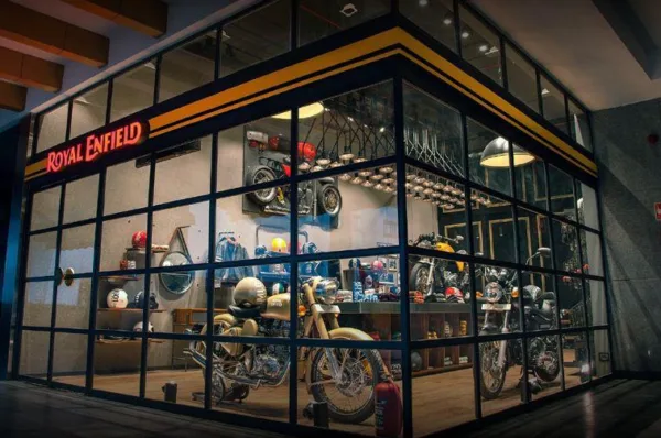 Royal Enfield inaugura su tienda más grande en Colombia: 600 m² de pasión por las motos Fachada-Vitrina-Royal-Enfield