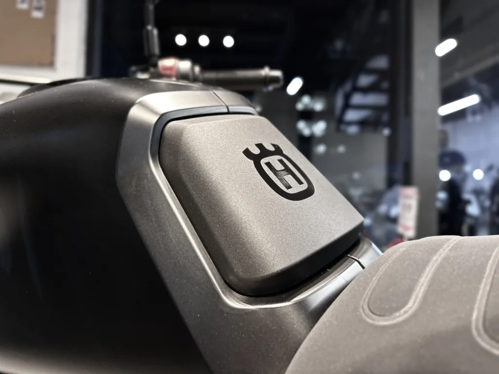 Husqvarna impacta con la Svartpilen 801: una scrambler pensada para la ciudad 4 Husqvarna Svartpilen 801 logo