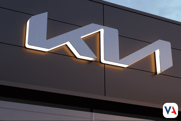 Kia: la marca que conquistó a Colombia en 2024 KIa Logo frente vitrina