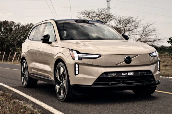 La nueva Volvo EX90 deslumbró en Cartagena antes de su debut oficial en Colombia Volvo EX 90 Frontal izquierdo