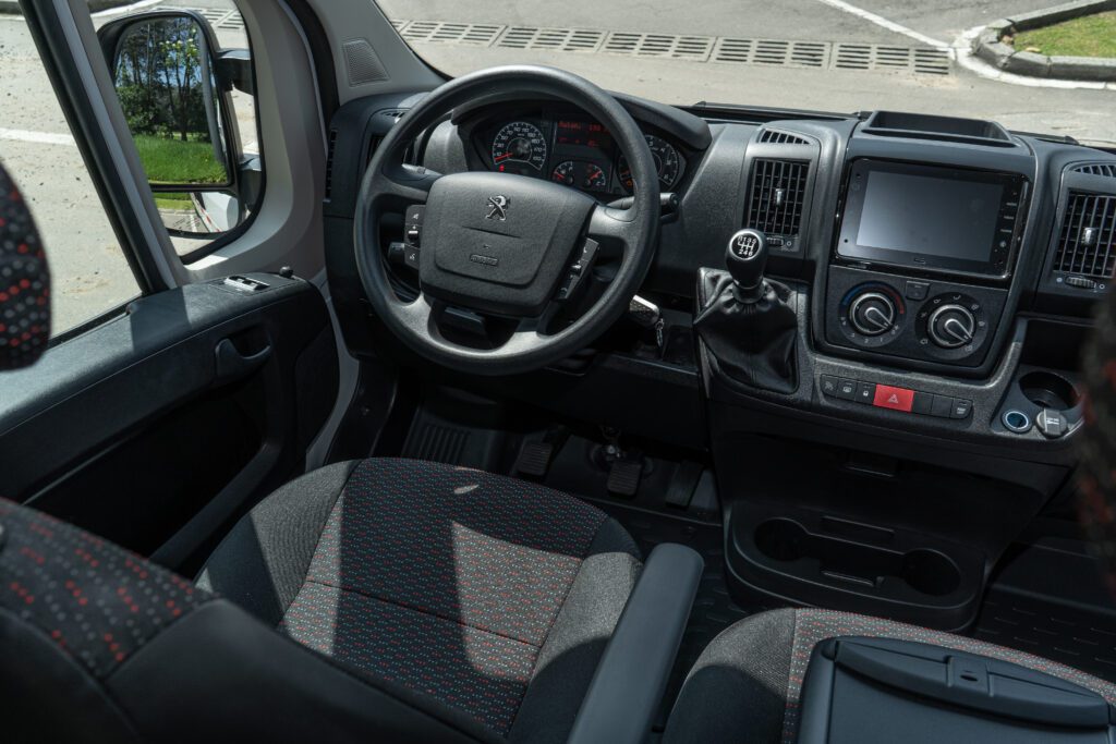 Peugeot Boxer en Colombia: un vehículo utilitario listo para cargar más de una tonelada 4 Peugeot Boxer BlueHDi 2025 Colombia