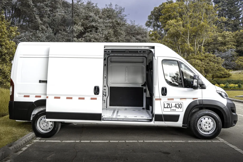 Peugeot Boxer en Colombia: un vehículo utilitario listo para cargar más de una tonelada 6 Peugeot Boxer BlueHDi 2025 Colombia