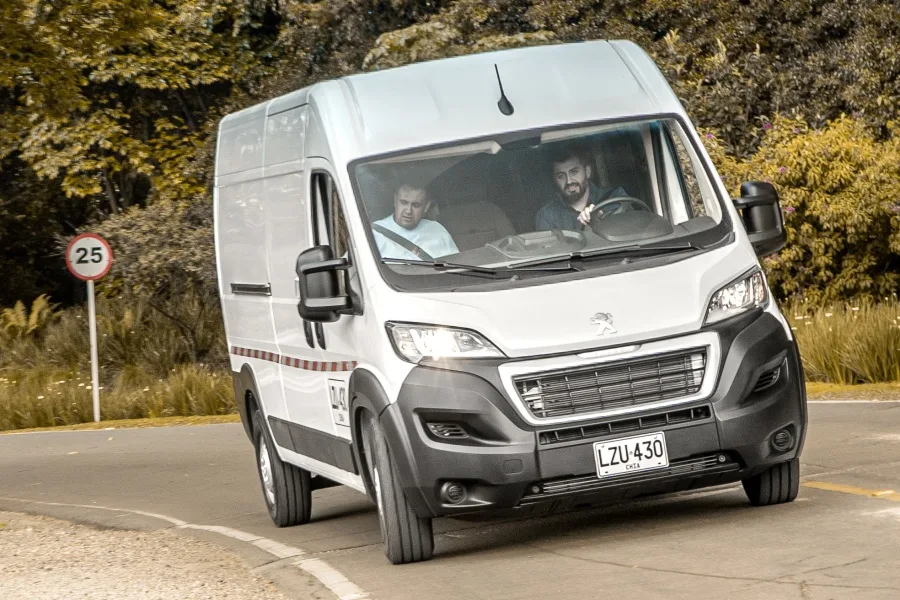 Peugeot Boxer en Colombia: un vehículo utilitario listo para cargar más de una tonelada 8 Peugeot Boxer BlueHDi 2025 Colombia