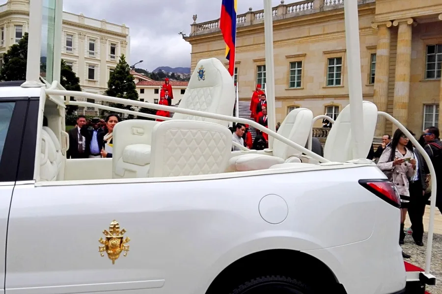Recordando el papamóvil que acompañó al Papa Francisco en su visita oficial a Colombia 4 Papamóvil Chevrolet Traverse Colombia 2017