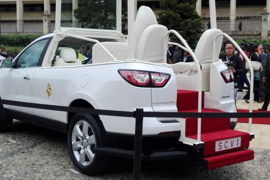 Recordando el papamóvil que acompañó al Papa Francisco en su visita oficial a Colombia 6 Papamóvil Chevrolet Traverse Colombia 2017