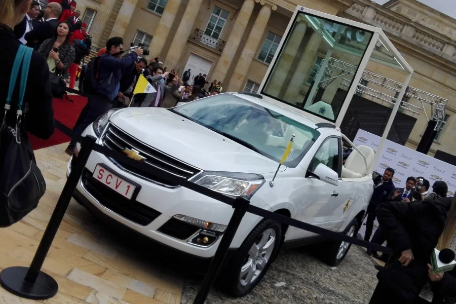 Recordando el papamóvil que acompañó al Papa Francisco en su visita oficial a Colombia 2 Papamóvil Chevrolet Traverse Colombia 2017