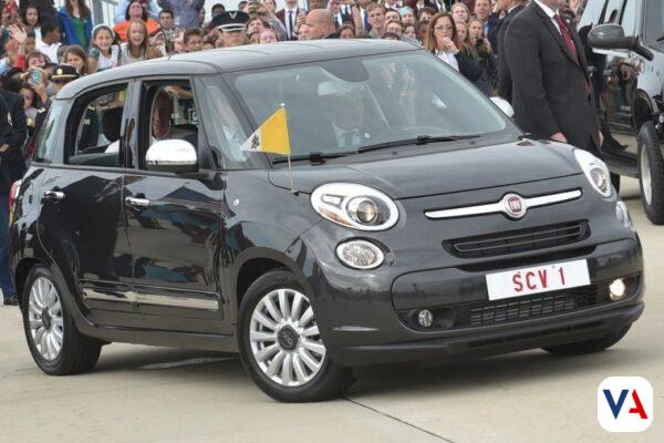 Los Fiat 500L del Papa Francisco: Símbolo de humildad papal Fiat 500L Papa Francisco
