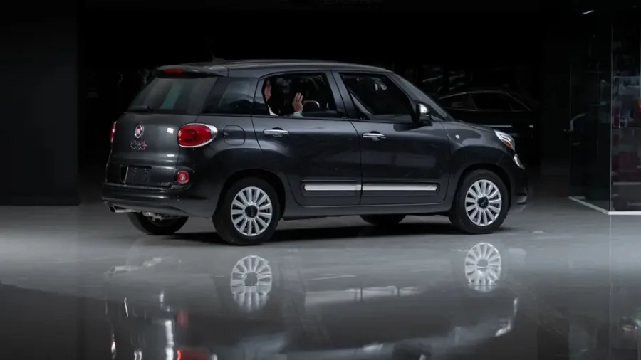 Los Fiat 500L del Papa Francisco: Símbolo de humildad papal 2 Fiat 500L Papa Francisco