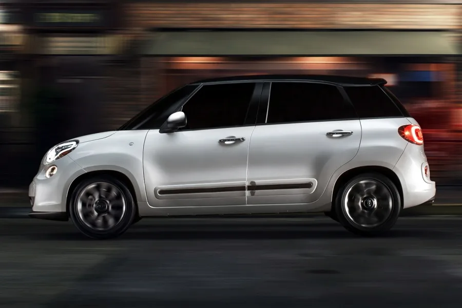 Los Fiat 500L del Papa Francisco: Símbolo de humildad papal 8 Fiat 500L Papa Francisco