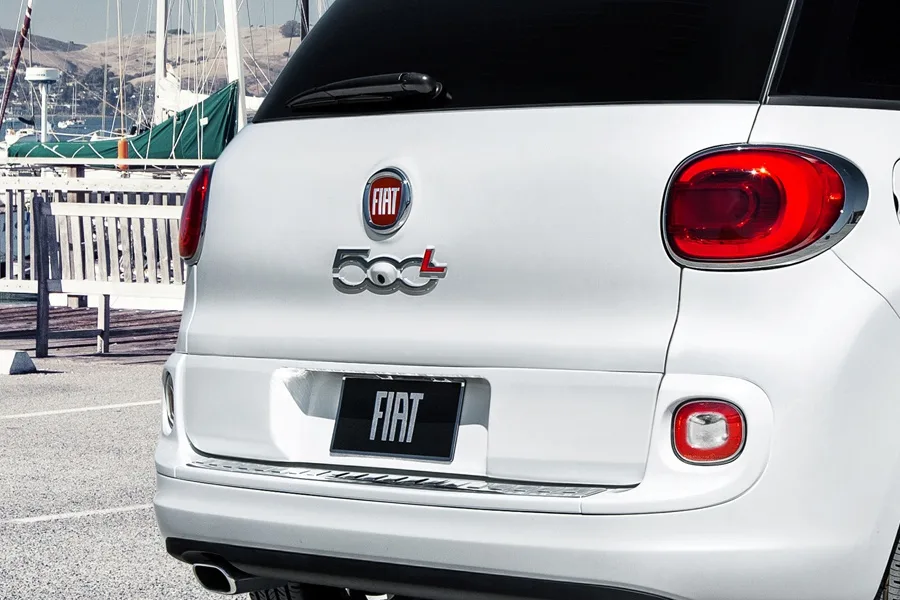 Los Fiat 500L del Papa Francisco: Símbolo de humildad papal 14 Fiat 500L Papa Francisco