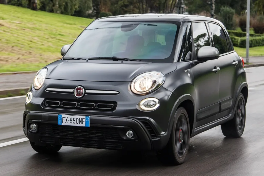 Los Fiat 500L del Papa Francisco: Símbolo de humildad papal 10 Fiat 500L Papa Francisco