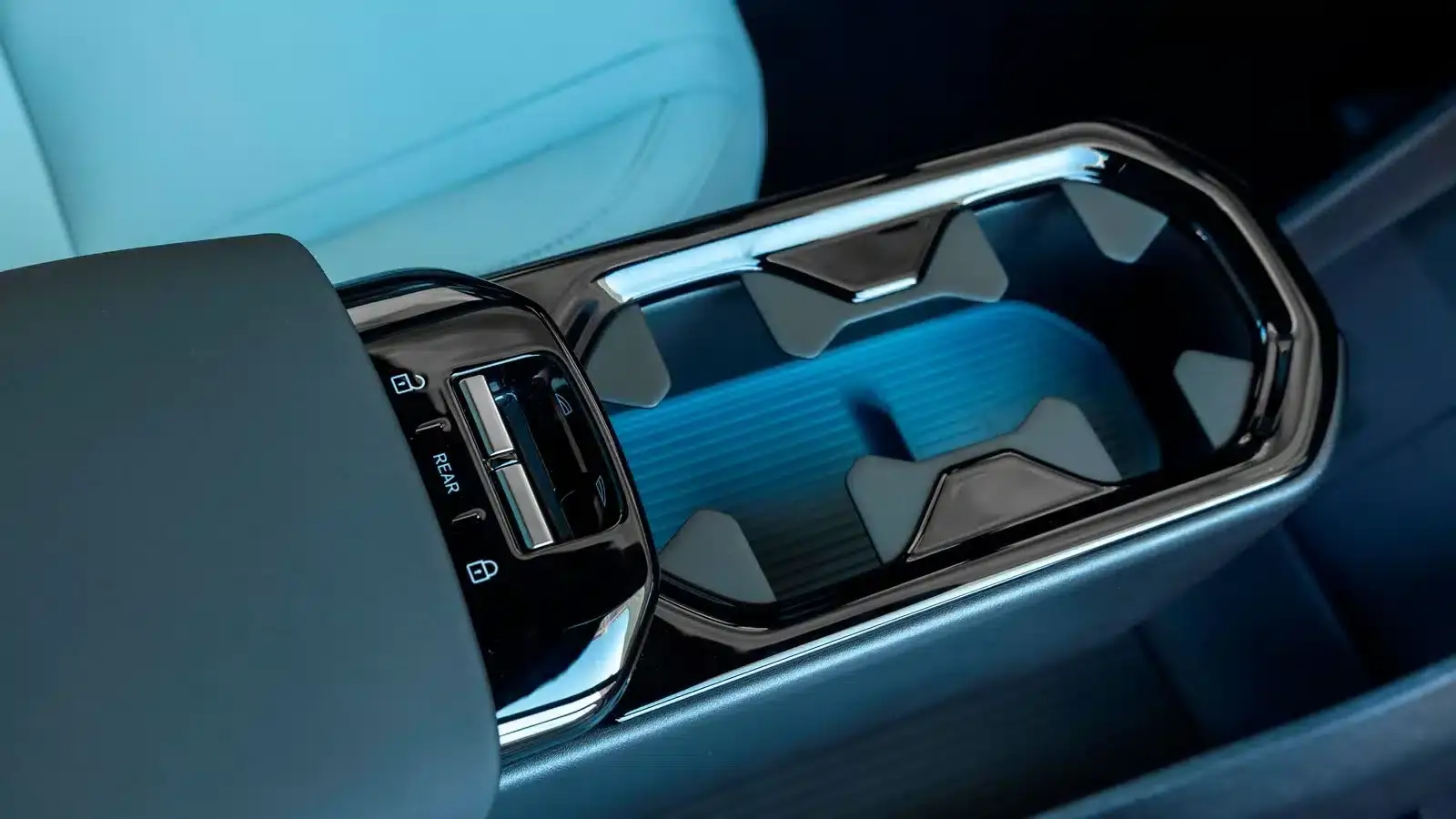 318835 Volvo EX30 Cloud Blue Interior 8 11zon