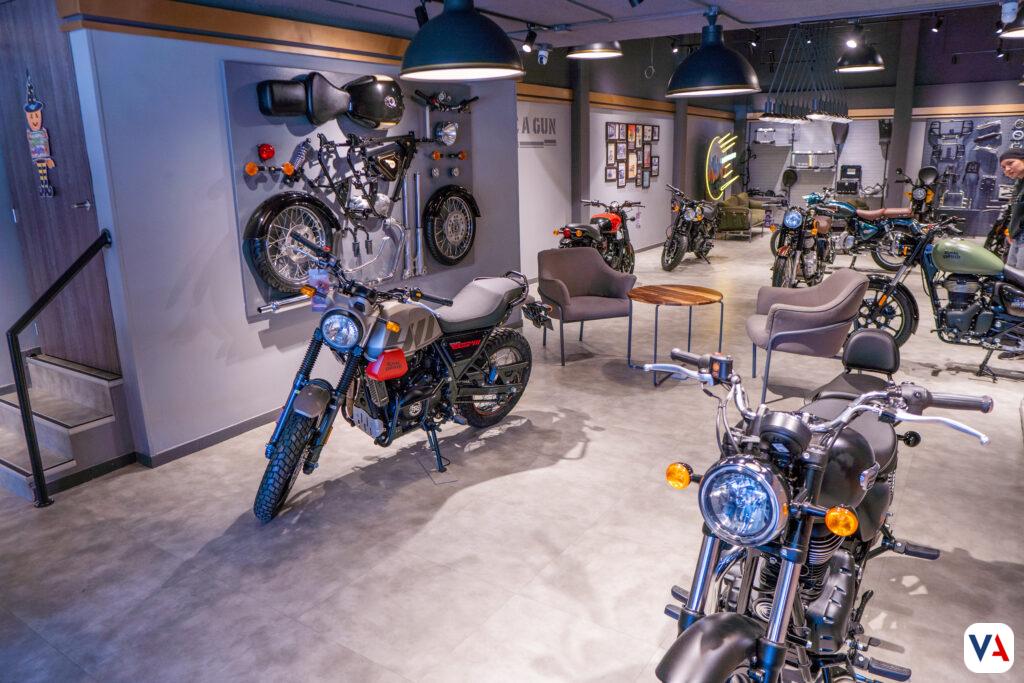 Royal Enfield inaugura su tienda más grande en Colombia: 600 m² de pasión por las motos 6 Vitrina Royal Enfield Bogota