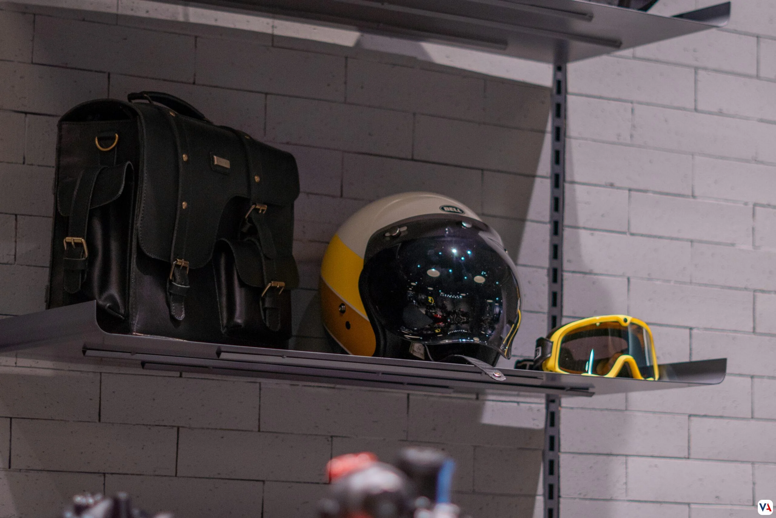 Royal Enfield inaugura su tienda más grande en Colombia: 600 m² de pasión por las motos 4 Vitrina Royal Enfield Bogota