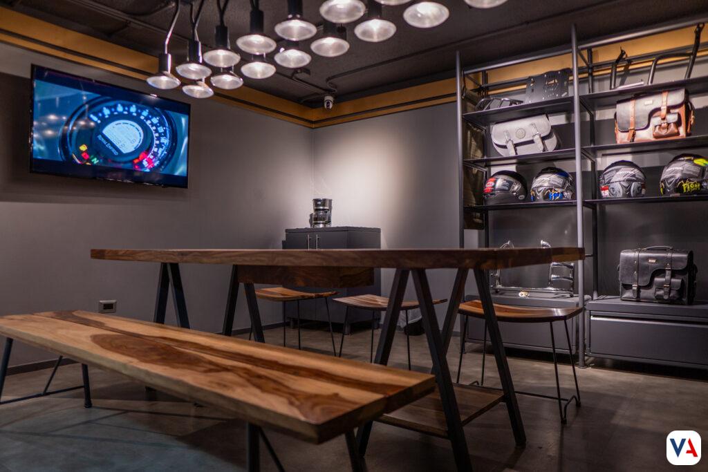 Royal Enfield inaugura su tienda más grande en Colombia: 600 m² de pasión por las motos 2 Coworking vitrina Royal Enfield Bogota