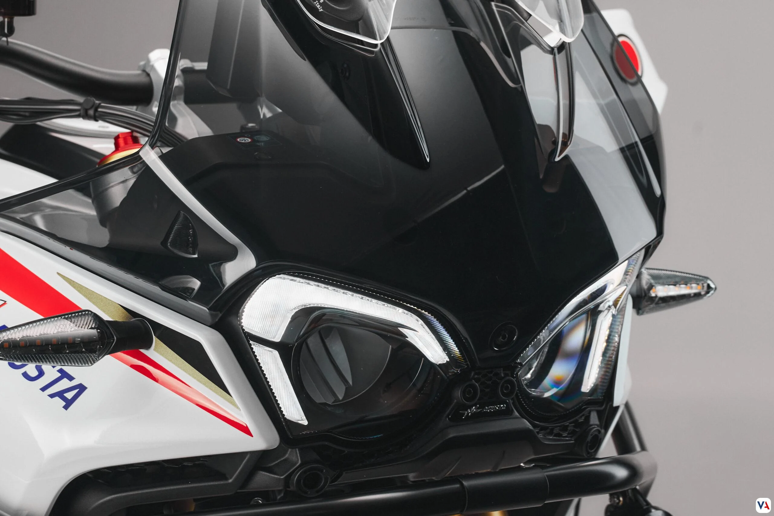 Una edición limitada de lujo llega a Colombia: MV Agusta LXP Orioli 4 MV Agusta LXP Orioli frente