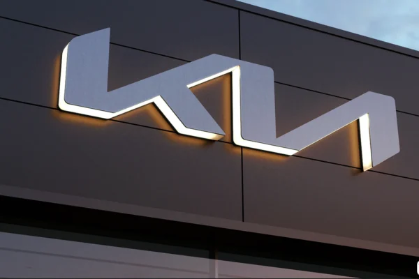KIa Logo frente vitrina