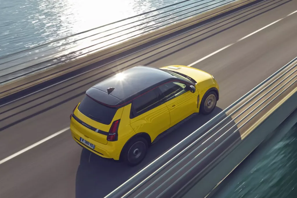 Renault-5-E-Tech-electric-iconic-cinq-version-Pop-Yellow.