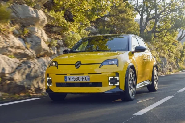 Renault-5-E-Tech-electric-iconic-cinq-version-Pop-Yellow-3