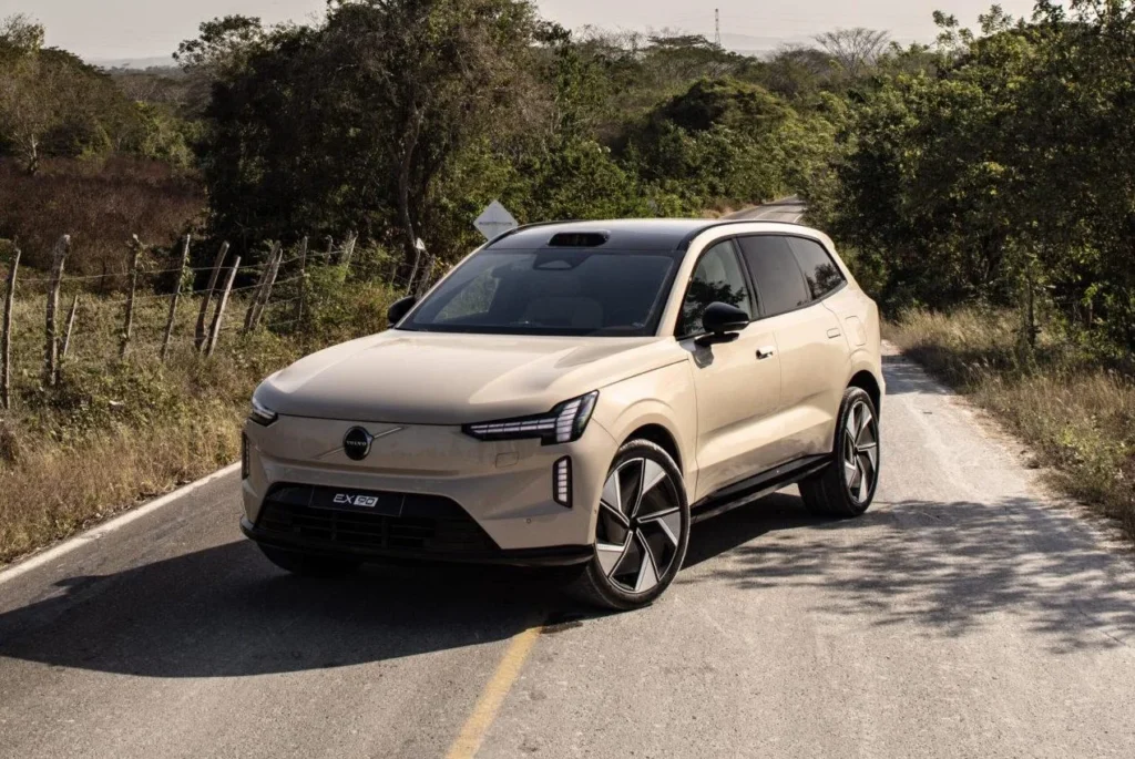 La nueva Volvo EX90 deslumbró en Cartagena antes de su debut oficial en Colombia 6 Volvo EX 90 Frontal derecho