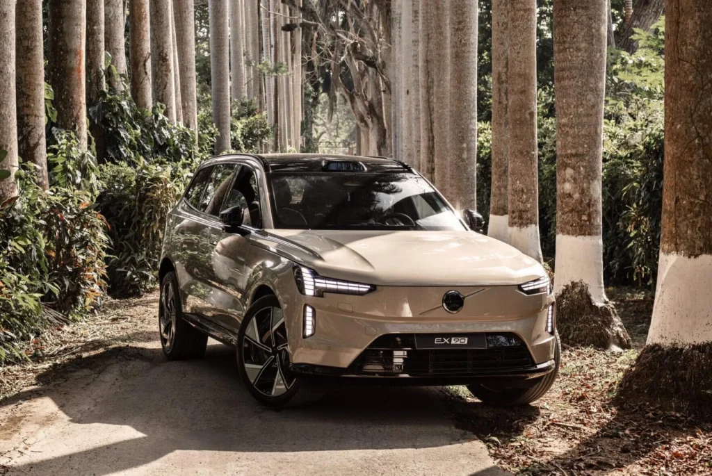 La nueva Volvo EX90 deslumbró en Cartagena antes de su debut oficial en Colombia 2 Volvo EX90 Frontal izquierdo