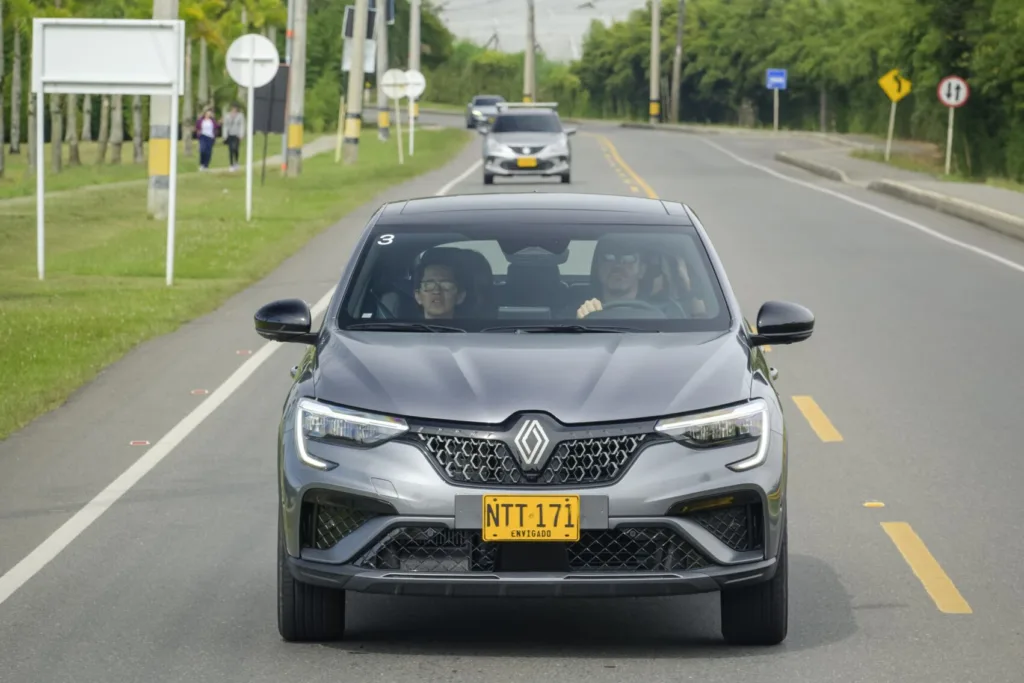 Renault y Nissan: Una Nueva Alianza Estratégica Impulsa el Futuro Automotriz 4 Renault Arkana test drive