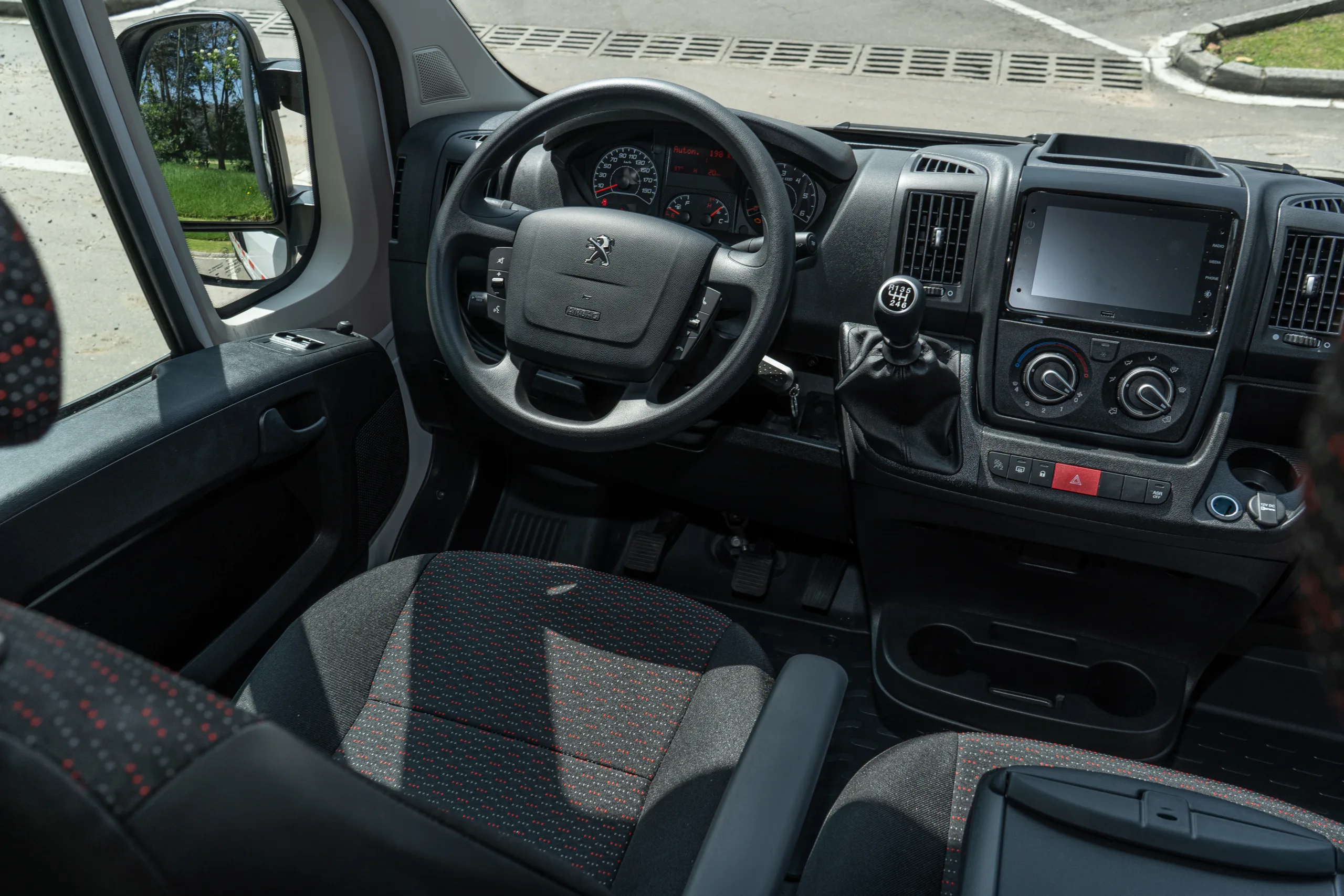 Peugeot Boxer en Colombia: un vehículo utilitario listo para cargar más de una tonelada 3 Peugeot Boxer BlueHDi 2025 Colombia