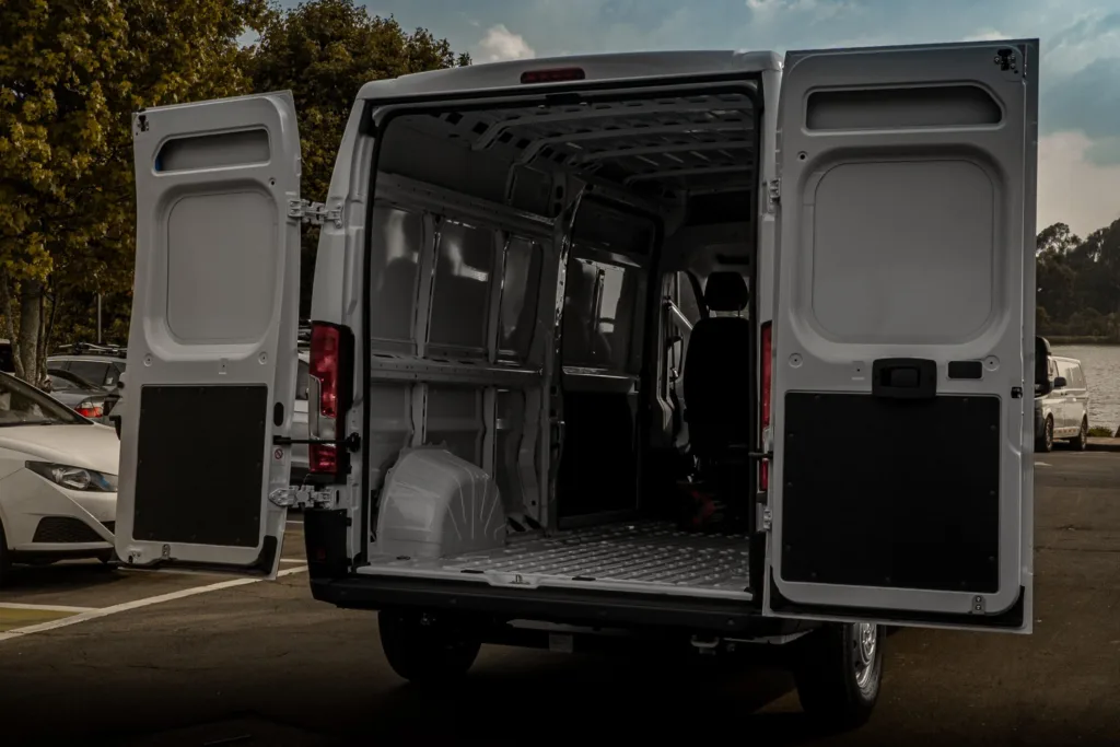 Peugeot Boxer en Colombia: un vehículo utilitario listo para cargar más de una tonelada 2 Peugeot Boxer BlueHDi 2025 Colombia
