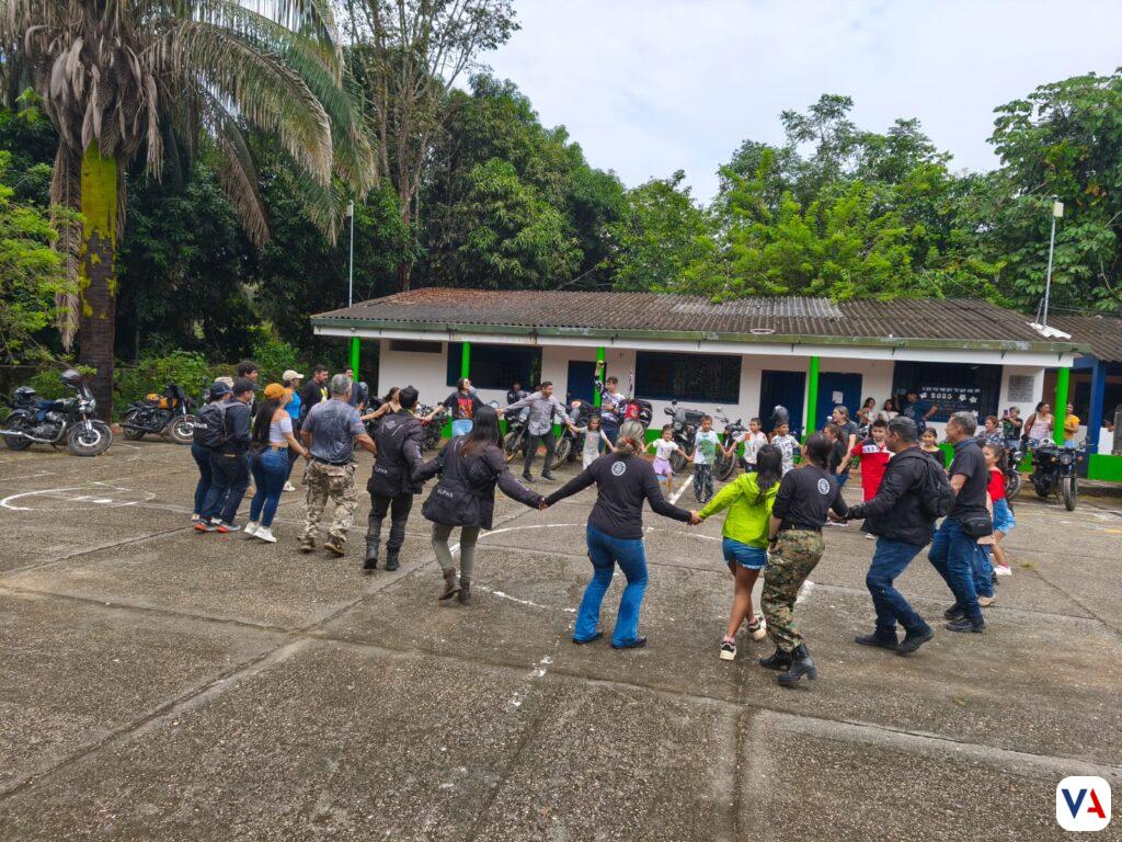 Royal-Enfield-llevo-utiles-escolares - Social Riders