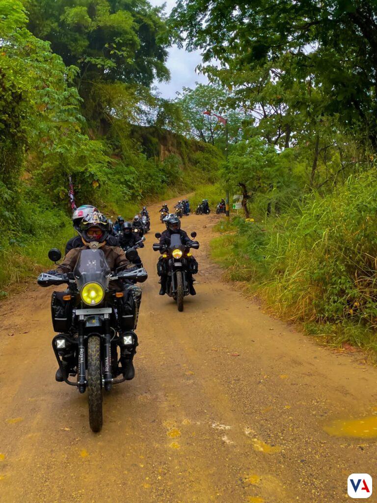 Royal-Enfield-llevo-utiles-escolares - Social Riders