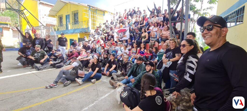 Royal-Enfield-llevo-utiles-escolares - Social Riders