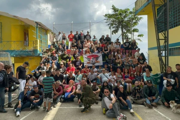 Royal Enfield llevó útiles escolares