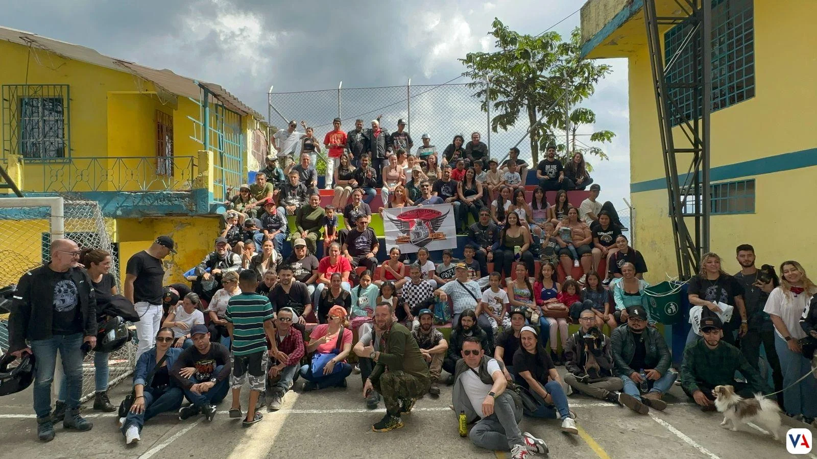 Royal Enfield llevó útiles escolares