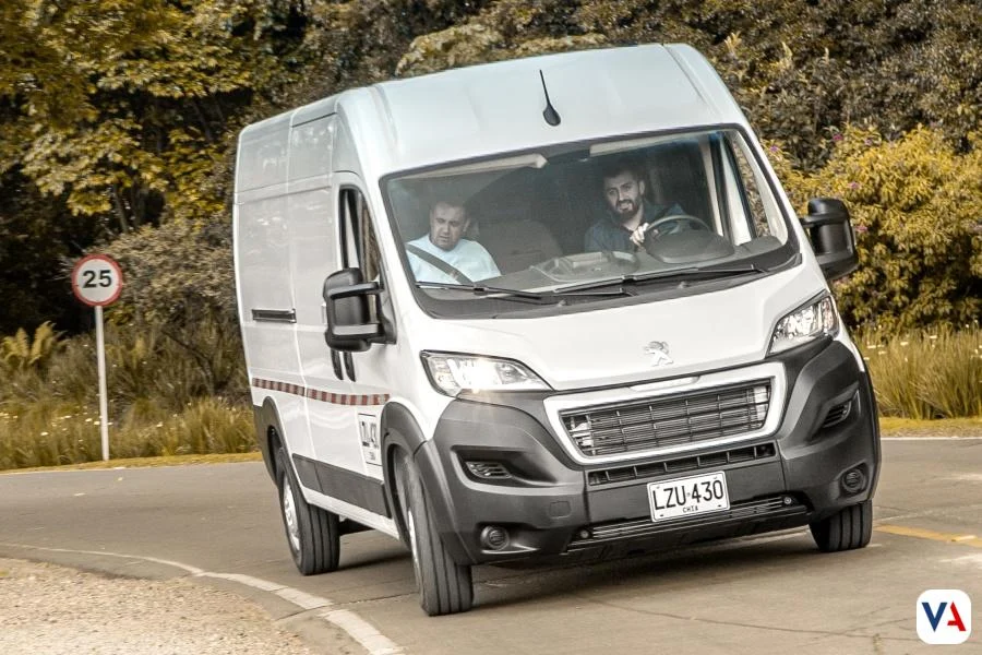Peugeot Boxer en Colombia: un vehículo utilitario listo para cargar más de una tonelada 5 Peugeot Boxer BlueHDi 2025 Colombia