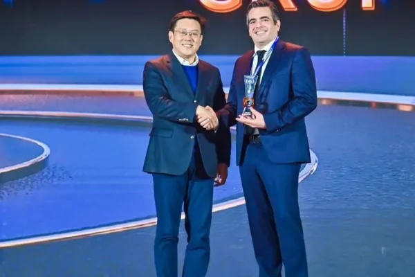 De izquierda a derecha: JUNZHI LI, Gerente General de DFAC (Dongfeng Automobile Co., Ltd.); Agustín Lama Verdeja, CEO Grupo Magna