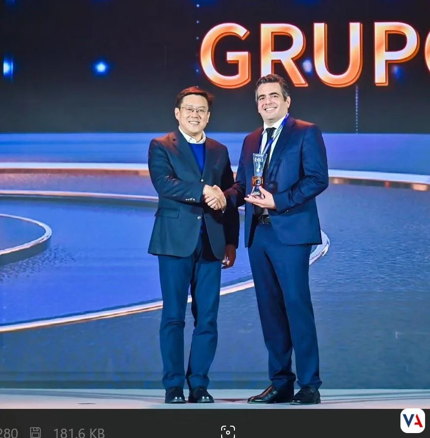 De izquierda a derecha: JUNZHI LI, Gerente General de DFAC (Dongfeng Automobile Co., Ltd.); Agustín Lama Verdeja, CEO Grupo Magna