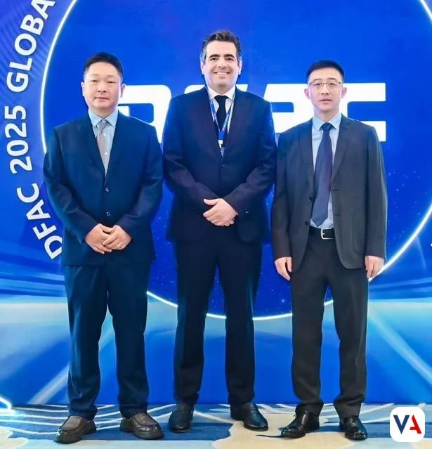 De izquierda a derecha: XUNQIAN WANG, Director de Ventas de la Región de las Américas; Agustín Lama Verdeja, CEO Grupo Magna; TAO YU, Vicegerente General de Departamento de Negocios Internacionales de DFAC.