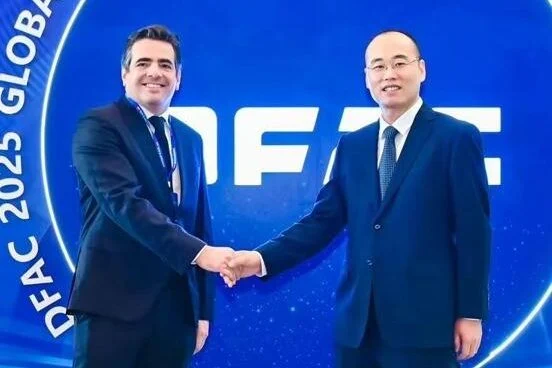 De izquierda a derecha:
Agustín Lama Verdeja, CEO Grupo Magna; CHONGGANG PAN, Gerente General de Departamento de
Negocios Internacionales de DFAC.