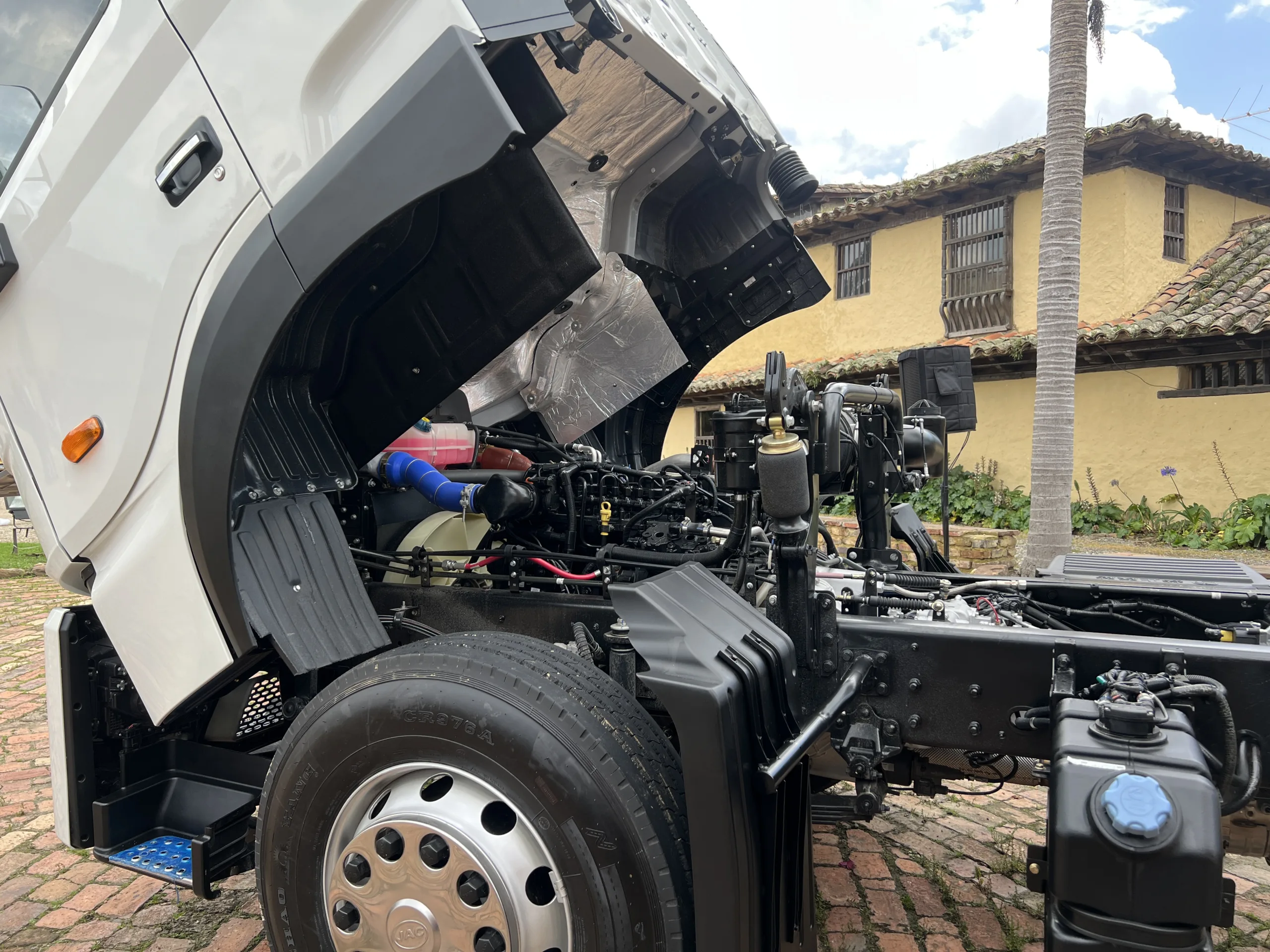 JAC Motors impulsa el mercado colombiano de vehículos de carga con Inchcape -