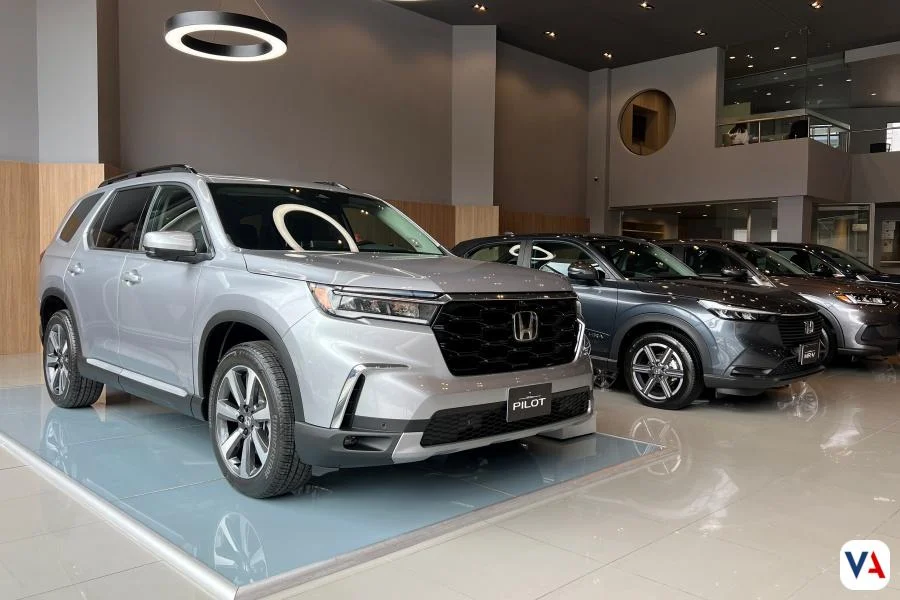 Honda renovación vitrinas Colombia 2025