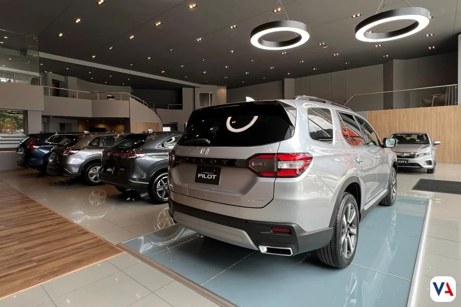 Honda renovación vitrinas Colombia 2025