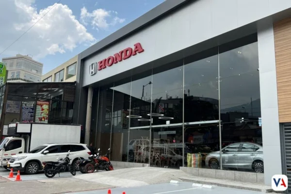 Honda renovación vitrinas Colombia 2025