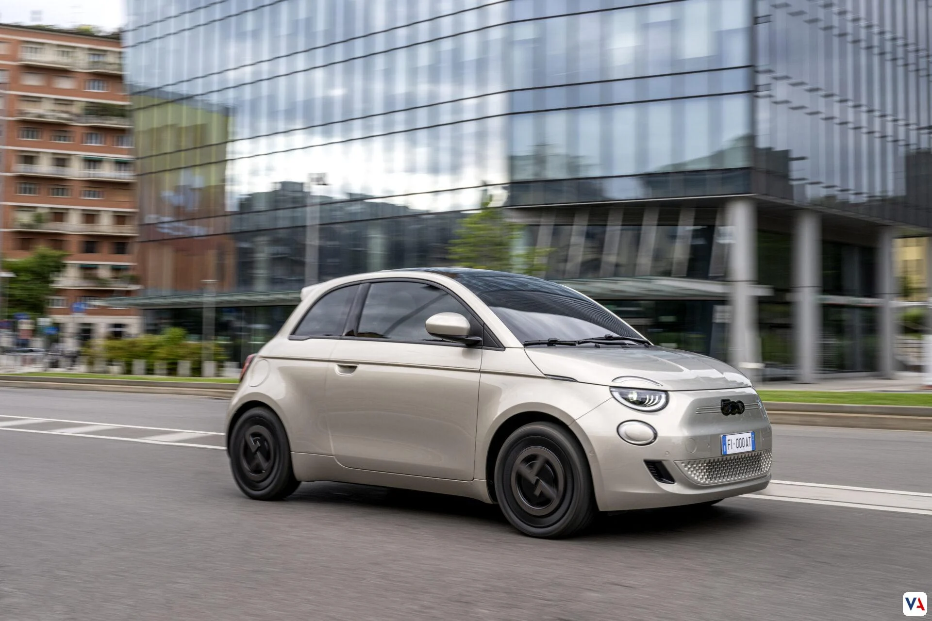 Fiat 500e Giorgio Armani: Ícono de moda y sostenibilidad eléctrica -