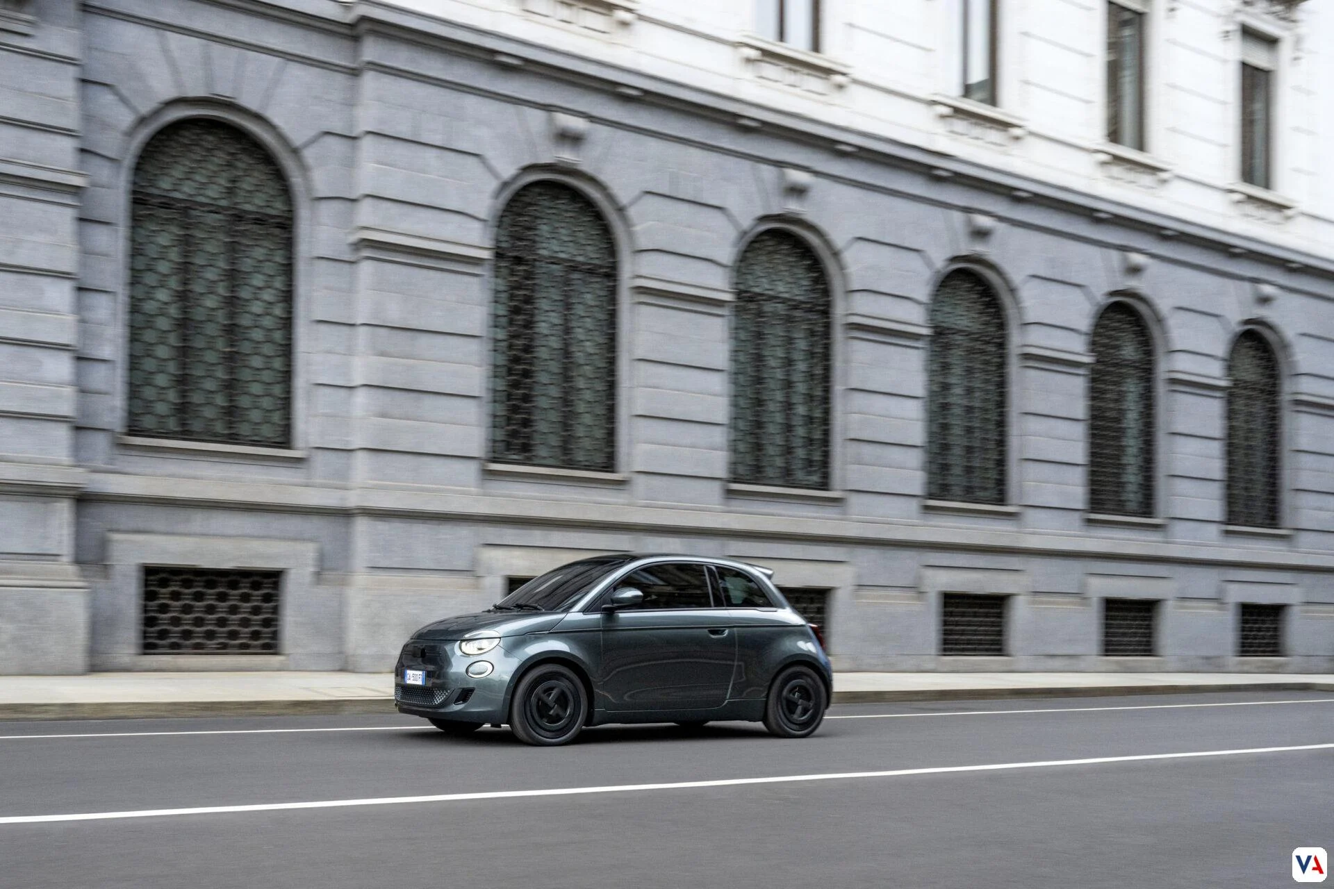 Fiat 500e Giorgio Armani: Ícono de moda y sostenibilidad eléctrica -